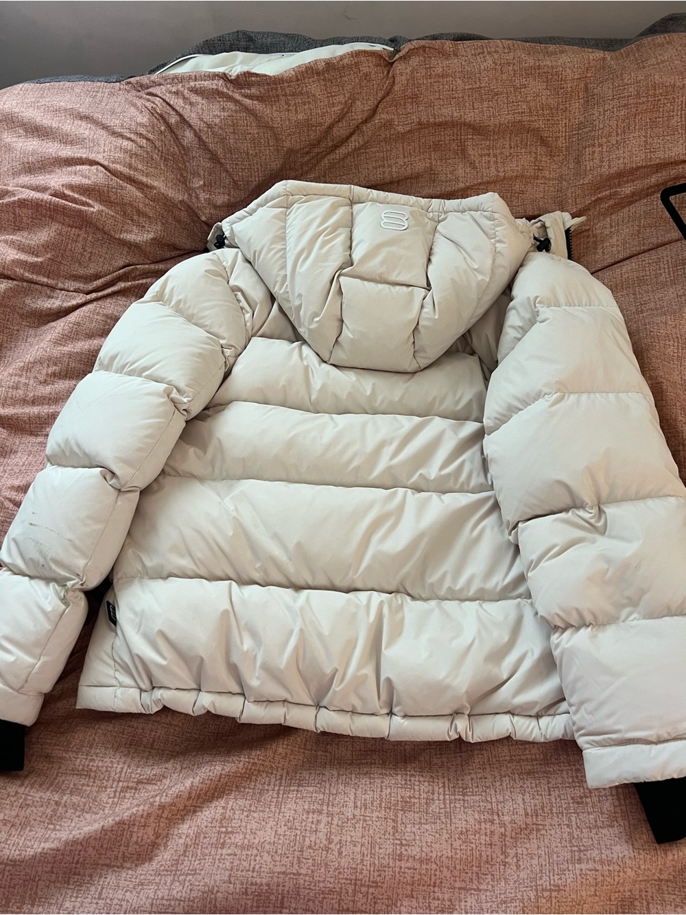 Aritzia Women's Cream White Puffer Jacket - Picture 3 of 3